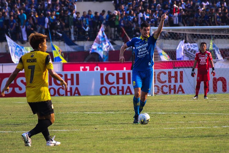 Bek Persib Bandung, Nick Kuipers (biru). 