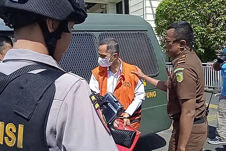 Mantan Rektor Unila Karomani saat tiba di Pengadilan Tipikor Tanjung Karang, Kamis (16/2/2023) pagi.