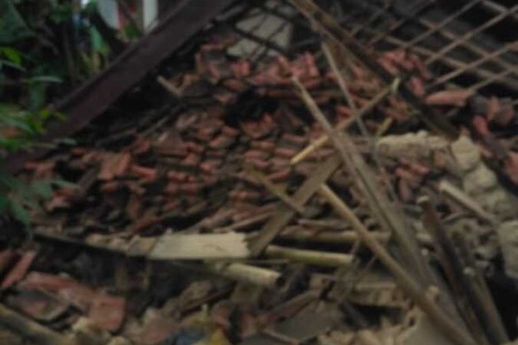 93 rumaj rusak di enam Kampung, Desa Purwabakti, Kecamatan Pamijahan, Kabupaten Bogor, Jawa Barat, Senin (10/3/2020).