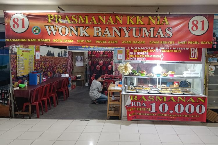 Area makanan di Terminal Terpadu Pulo Gebang, Jakarta Timur