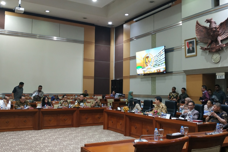 Suasana rapat pleno Komisi III DPR terkait pembahasan surat presiden Joko Widodo tentang permohonan pertimbangan amnesti untuk Baiq Nuril di Kompleks Parlemen, Senayan, Jakarta, Selasa (23/7/2019)