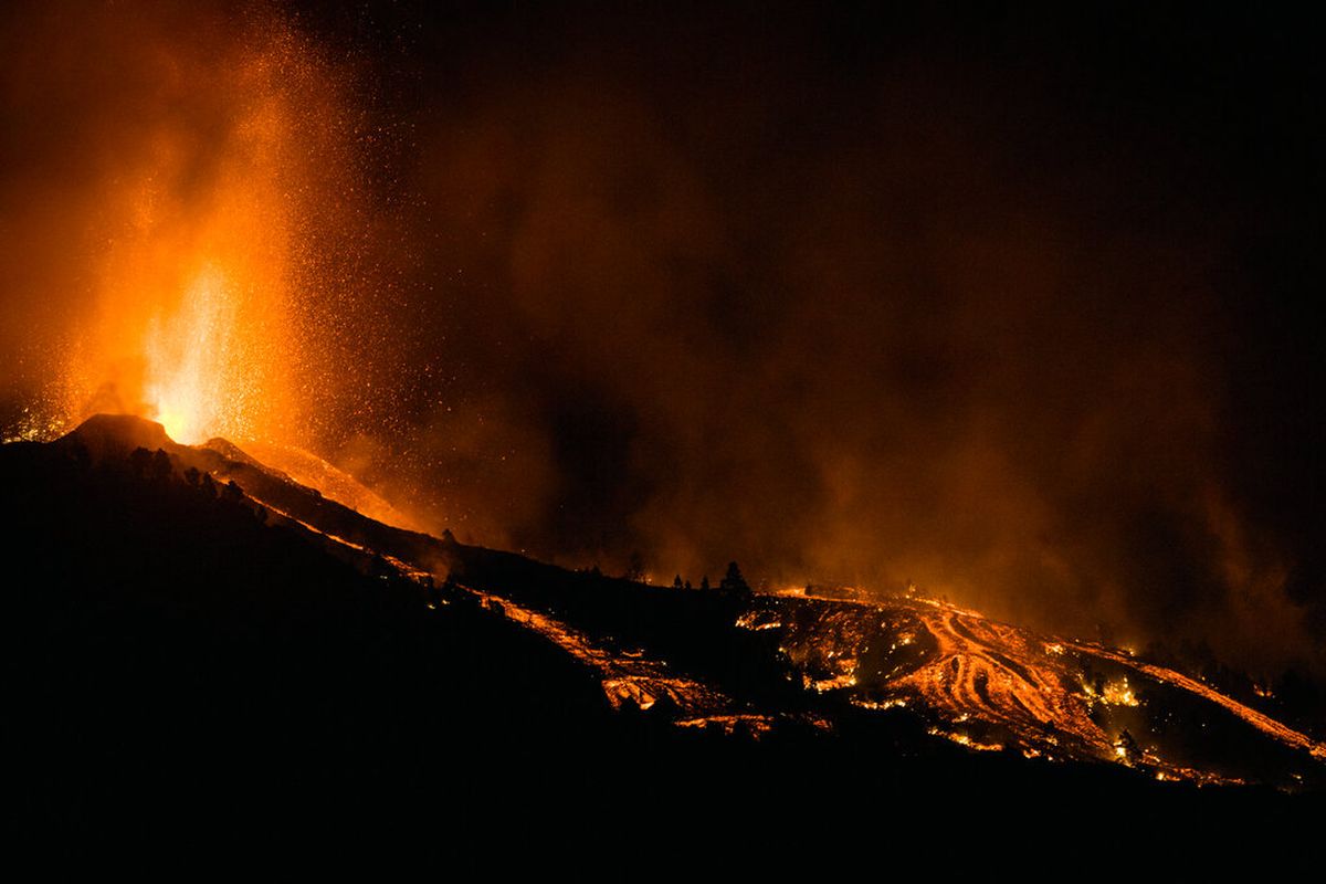 Lava mengalir dari letusan gunung berapi di pulau La Palma di Canaries, Spanyol, Minggu, 19 September 2021.