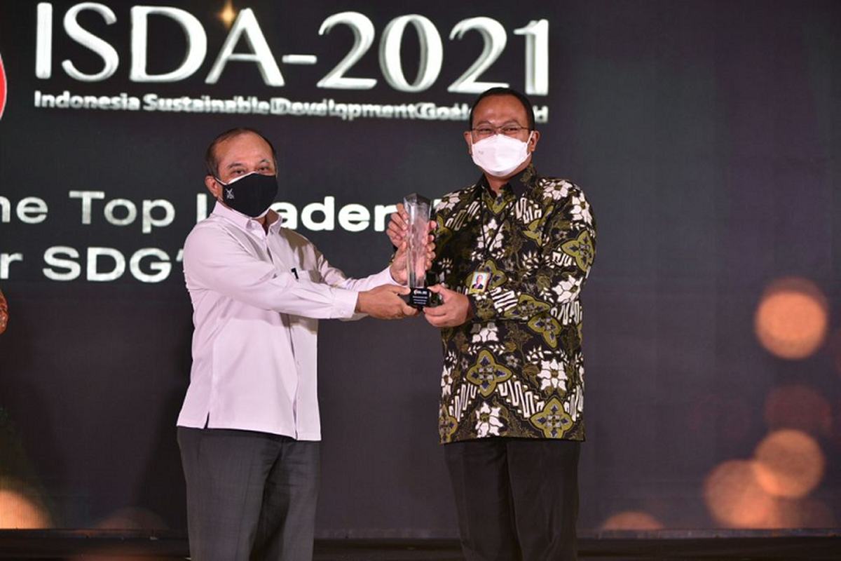 VP CSR dan SMEPP Management Pertamina Arya Dwi Paramita menerima empat penghargaan yaitu The Top Leadership on SDGs, The Most Committed Corporate on Social Pilar, The Most Committed Corporate on Economy Pilar, dan The Most Committed Corporate on Environment Pilat dalam acara Indonesia Sustainable Development Goals Award (ISDG) 2021 di Ballroom Hotel JS Luwansa, Jumat (17/9/2021) 