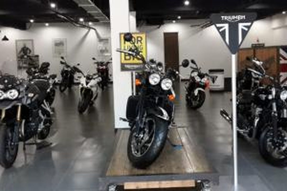 Deretan sepeda motor merek Triumph di showroom PT Gerai Motor Terpadu.