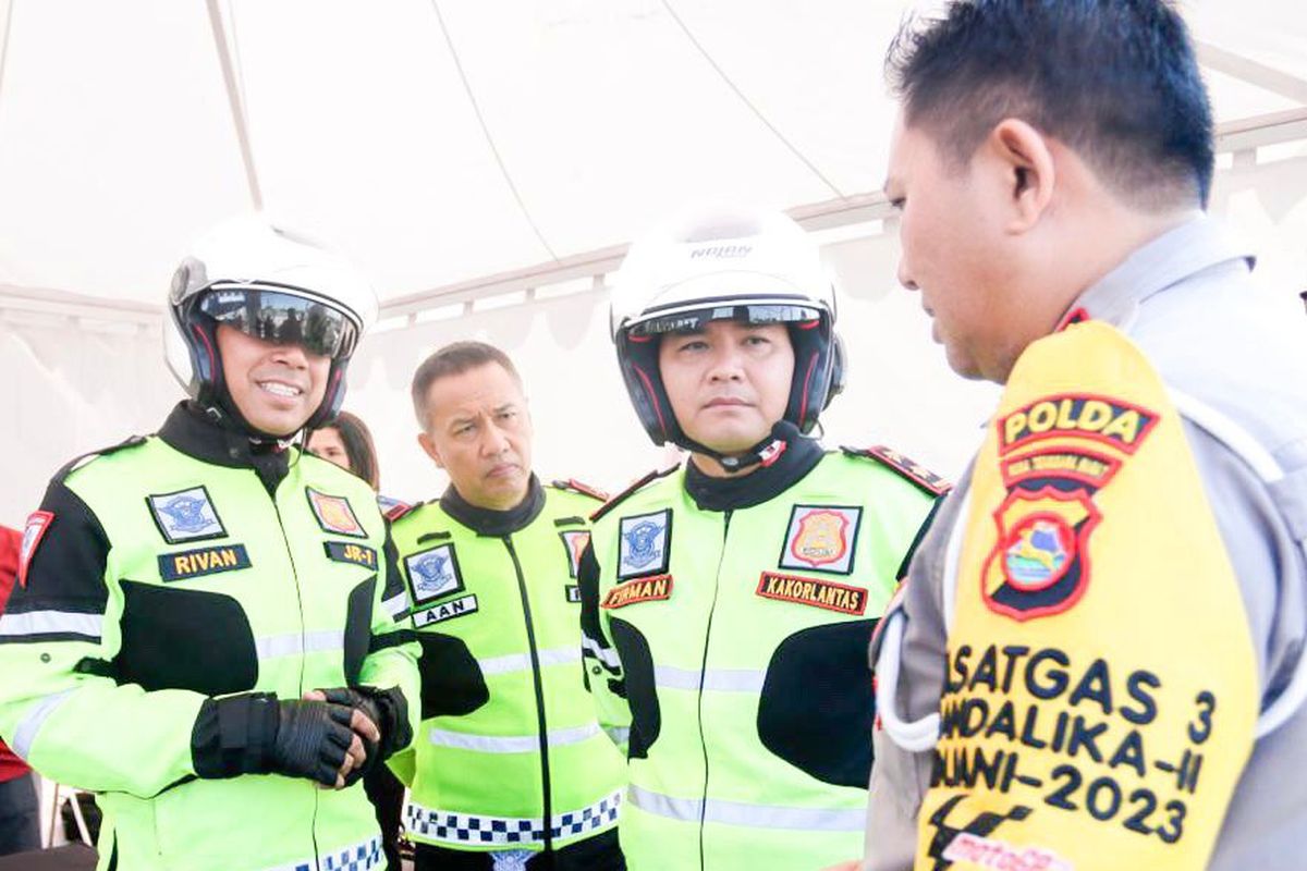 Direktur Utama (Dirut) PT Jasa Raharja (Persero) Rivan A Purwantono bersama petinggi Korps Lalu Lintas (Korlantas) Kepolisian Negara Republik Indonesia (Polri) melakukan pengecekan kesiapan pengamanan dan kelancaran gelaran MotoGP Pertamina Grand Prix Of Indonesia 2023 yang berlangsung mulai Jumat (13/10/2023) sampai Minggu (15/10/2023) di Sirkuit Internasional Pertamina Mandalika, Lombok, Nusa Tenggara Barat (NTB).