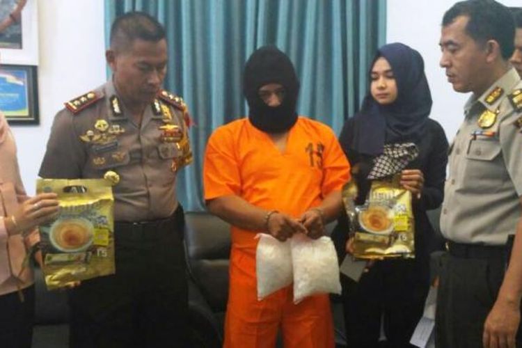Kapolres Aceh Utara AKBP Untung Sangaji memperlihatkan tersangka Mus yang ditangkap dengan barang bukti 2 kilogram sabu dalam kemasan kopi di Mapolres Aceh Utara, Selasa (7/2/2017)
