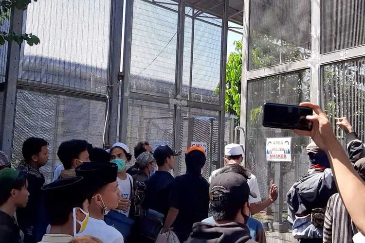 Puluhan orang melakukan aksi protes penahanan Bahar bin Smith di Lembaga Pemasyarakatan (Lapas) Khusus Kelas llA Gunung Sindur, Kabupaten Bogor, Jawa Barat, pada Selasa (19/5/2020).