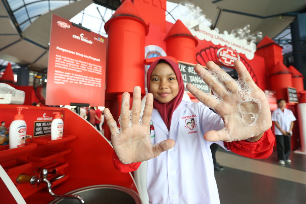 Dalam rangka memperingati Hari Cuci Tangan Sedunia, Lifebuoy menggelar aksi edukasi bertajuk ?Cuci Tangan Pakai Sabun (CTPS) di 5 Momen Penting? di Cilandak Town Square, mulai Sabtu (14/10/2023) hingga Minggu (15/10/2023). 