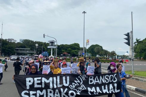 Aksi di Bawaslu, Emak-emak Berdaster Bawa Spanduk 