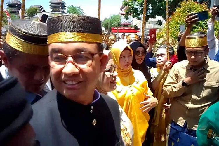 Bakal calon presiden RI, Anies baswedan mengunjungi istana Datu Luwu di Kota Palopo, Sulawesi Selatan, Sabtu (23/9/2023).