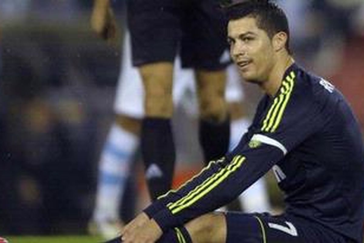 Penyerang Real Madrid dari Portugal, Cristiano Ronaldo, bereaksi dalam sebuah kesempatan laga 16 besar pertama Copa del Rey melawan Celta Vigo di Stadion Balaidos, Vigo, Rabu (12/12/2012). Madrid akhirnya menyerah 1-2. 