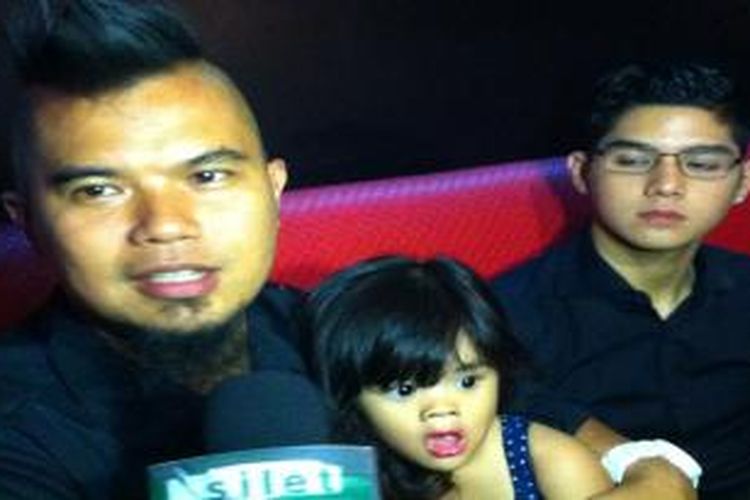 Ahmad Dhani bersama anak bungsunya, Safeea, hadir dalam press screening film Runaway, yang dibintangi oleh putra pertamanya, Al Ghazali (kanan), di Setia Budi Building, Kuningan, Jakarta Selatan, Senin (21/7/2014) malam.