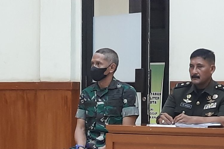 Kolonel Infanteri Priyanto (masker hitam) menolak dakwaan pembunuhan berencana dan penculikan terkait kasus penabrakan sejoli Handi Saputra (17) dan Salsabila (14) di Nagreg, Kabupaten Bandung, Jawa Barat. Foto diambil di Pengadilan Militer Tinggi II, Jakarta, Selasa (10/5/2022).