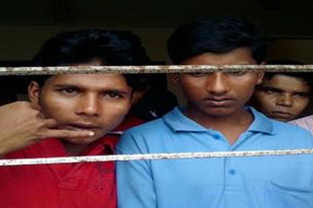 " Jangan lupa telpon aku!" begitulah isyarat yang disampaikan seorang pemuda asal Myanmar, dari balik jeruji jendela, sesaat sebelum para pengungsi ilegal asal myanmar ini dipindahkan ke lokasi karantina di Medan Sumatera Utara, Rabu (30/31/2011)