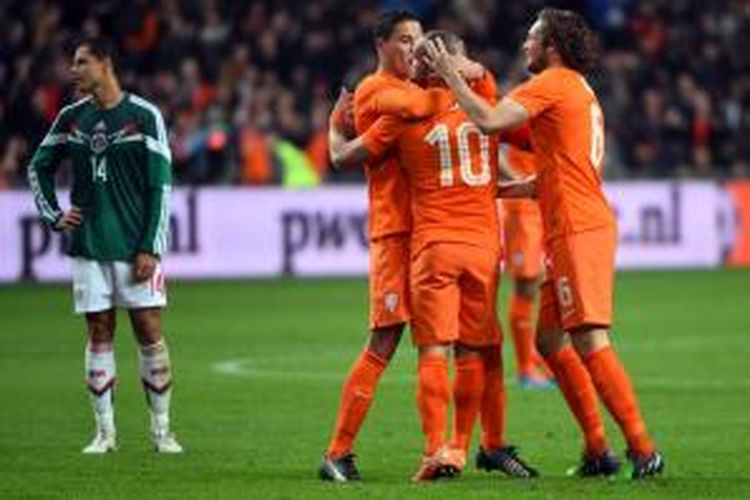Gelandang Tim Nasional Belanda, Wesley Sneijder, merayakan golnya bersama rekan-rekannya usai membobol gawang Meksiko pada laga persahabatan di Amsterdam Arena, Rabu atau Kamis (13/11/2014) dini hari WIB. 