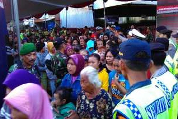 Ribuan warga mengantre pembagian zakat yang dilakukan oleh PT.Gudang Garam Tbk, di Kediri, Jawa Tinur, Jumat (1/7/2016).