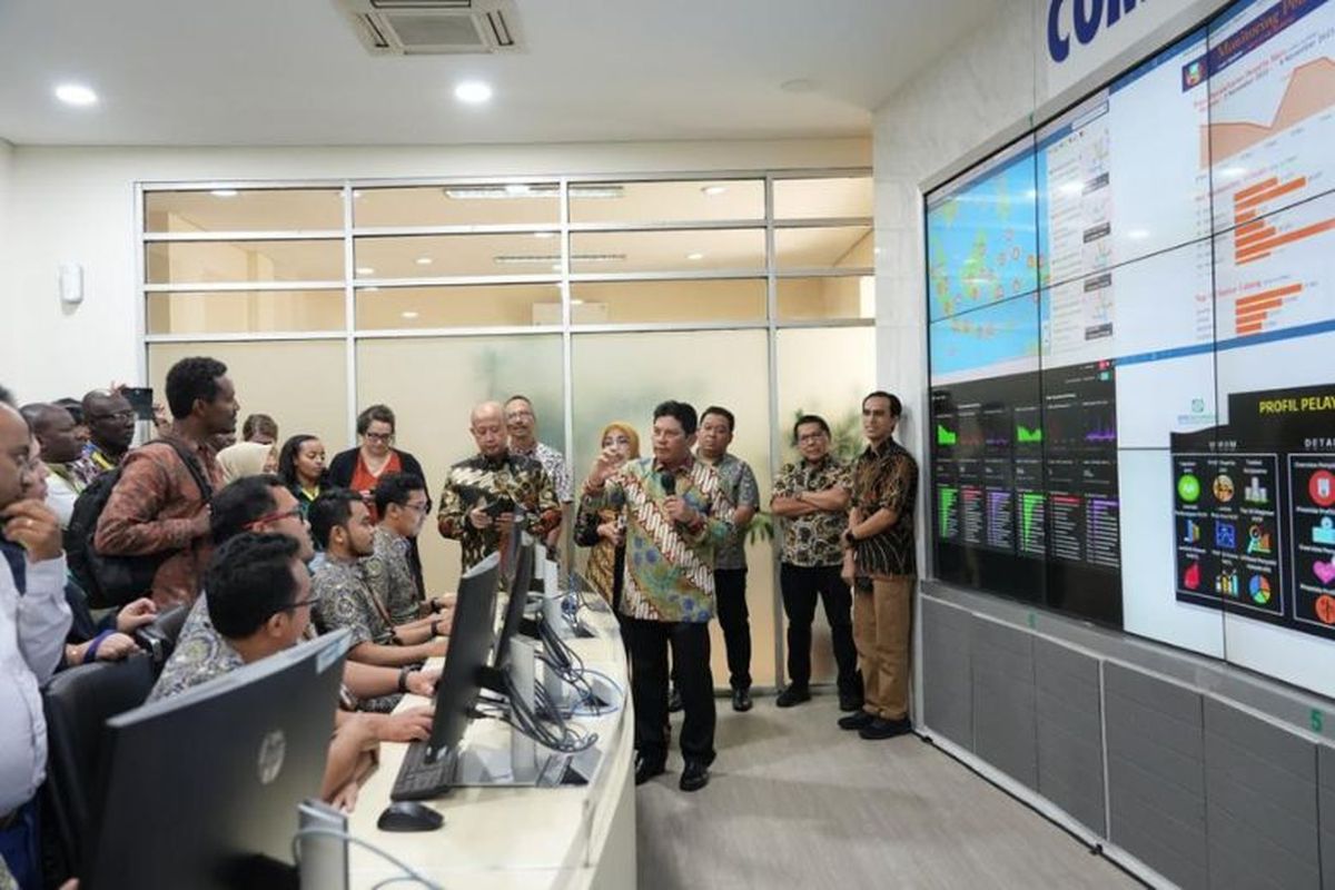 Direktur Utama BPJS Kesehatan Ghufron Mukti saat memberikan penjelasan kepada para delegasi yang mengunjungi Kantor Pusat BPJS Kesehatan.