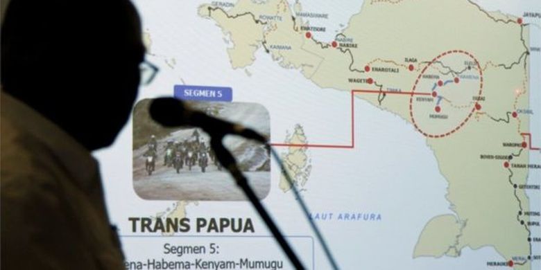 Menteri PUPR, Basuki Hadimuljono, memperlihatkan proyek jalan Trans Papua.