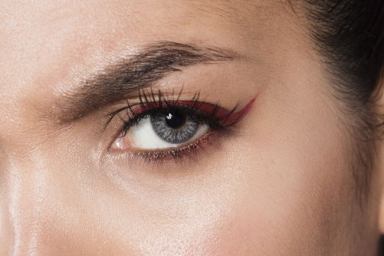 Sekilas Seperti Mata Iritasi, Begini Cara Pakai Eyeliner Merah yang Lagi Tren
