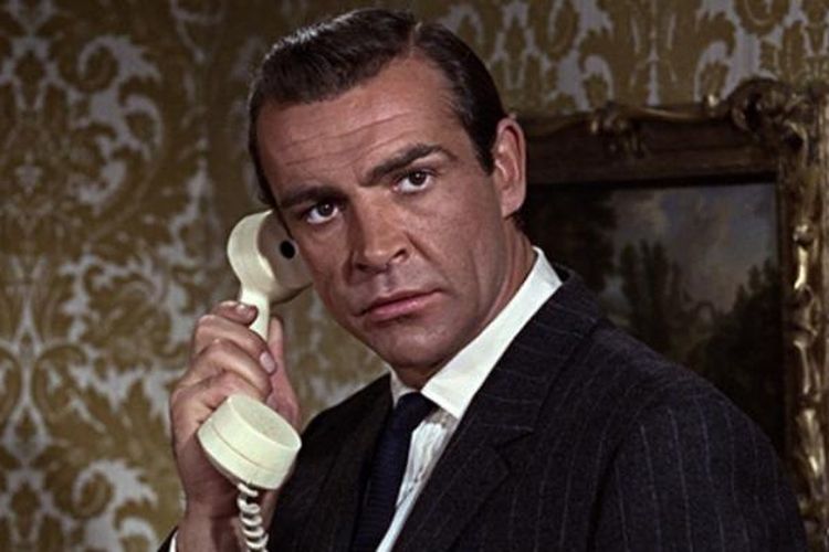 Sean Connery sebagai James Bond dalam film From Russia With Love.