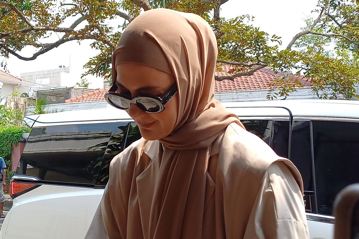 Model Paula Verhoeven menunduk saat tiba di Komnas Perempuan, di Menteng, Jakarta Pusat, Rabu (30/4/2025) untuk mengadukan dugaan diskriminasi dan kekerasan gender buntut perceraian dengan Baim Wong.