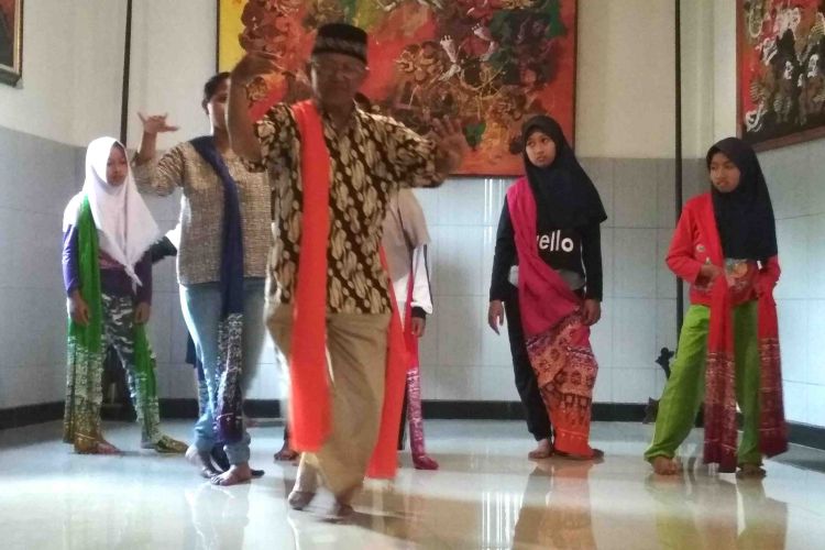 Mat Kanon, saat melatih anak-anak di sekitar rumahnya di Desa Podosoko, Sawangan, Kabupaten Magelang, Jumat (21/9/2018).