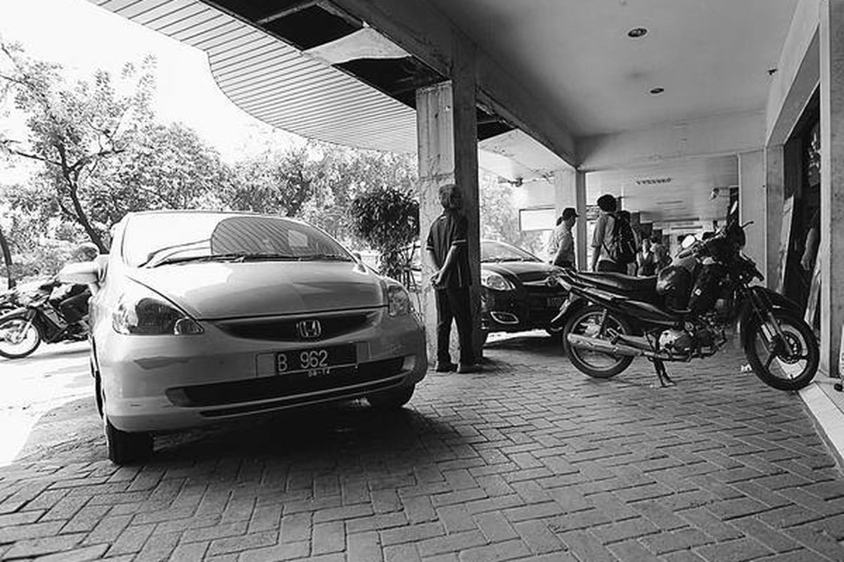Sejumlah kendaraan diparkir di trotoar Jalan Hayam Wuruk, Jakarta Barat, saat hari terakhir uji coba parkir di luar badan jalan, Rabu (20/7). Warga masih ada yang menggunakan trotoar yang diperuntukkan bagi pejalan kaki sebagai tempat parkir kendaraan mereka.