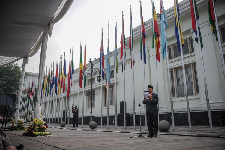 Wakil Gubernur Jawa Barat Uu Ruzhanul Ulum memberikan kata sambutan saat upacara pengibaran bendera peserta Konferensi Asia Afrika di Museum Konferensi Asia Afrika (KAA), Bandung, Jawa Barat, Senin (18/4/2022).