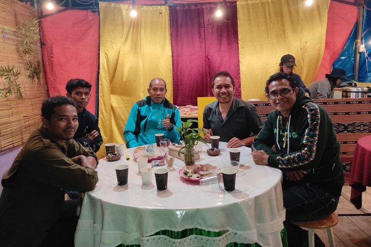 Para pengunjung di pameran UMKM Kuliner dan pangan lokal Manggarai, NTT sedang menikmati kopi pait (pahit) Manggarai, Selasa, (11/10/2022). 