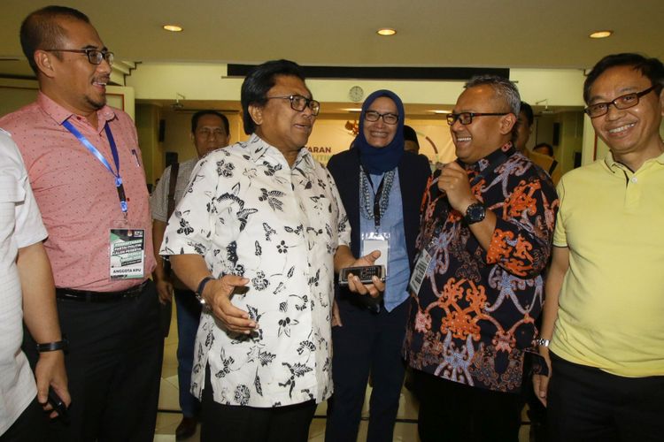 Ketua Umum Partai Hati Nurani Rakyat (Hanura) Oesman Sapta Odang (kedua kiri) berbincang dengan Ketua KPU Arief Budiman (kedua kanan) seusai melakukan pertemuan terkait pendaftaran calon peserta Pemilu 2019 di Gedung KPU Pusat, Jakarta, Kamis (12/10). Pertemuan yang dilakukan secara tertutup dengan ketua KPU RI tersebut dilakukan untuk meninjau kelengkapan berkas Partai Hanura yang telah mendaftar sebagai calon peserta Pemilu 2019. ANTARA FOTO/Rivan Awal Lingga/pras/17