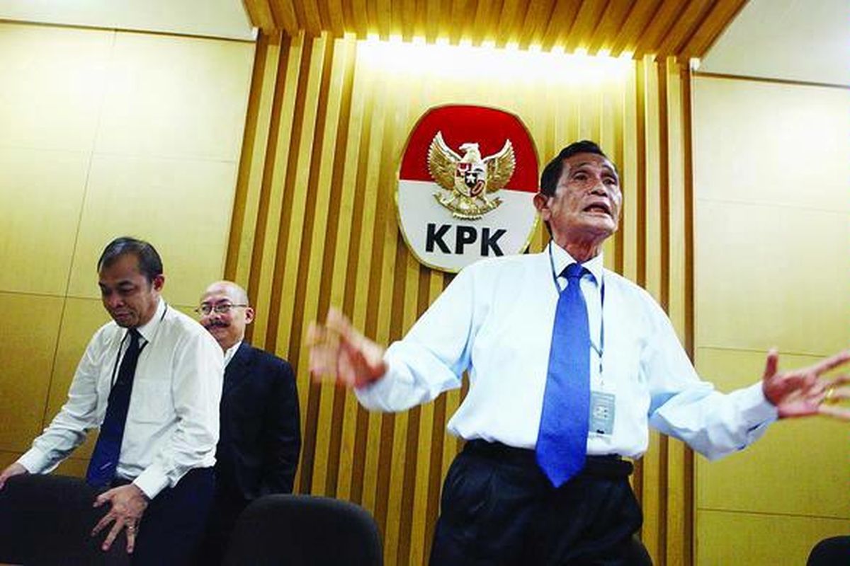 Pimpinan sementara Komisi Pemberantasan Korupsi (KPK) (dari kiri), Waluyo, Mas Achmad Santosa, dan Tumpak Hatorangan Panggabean, memberikan keterangan kepada wartawan terkait beredarnya dugaan transkrip rekaman rencana kriminalisasi terhadap pimpinan KPK di Gedung KPK, Jakarta, Senin (26/10). Dua unsur pimpinan KPK yang lain, Haryono Umar dan M Jasin, tidak menghadiri acara jumpa pers tersebut.