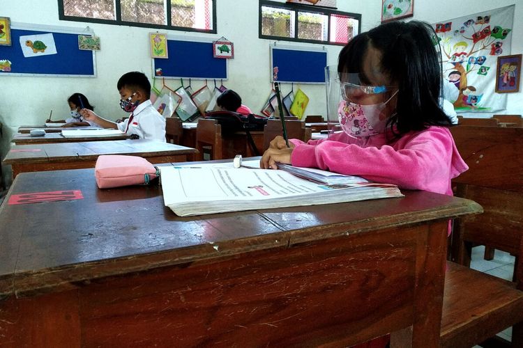 Siswa-siswi kelas I SDN Kepanjenlor-2 Kota Blitar mengikuti kegiatan pembelajaran tatap muka (PTM), Senin (22/3/2021)