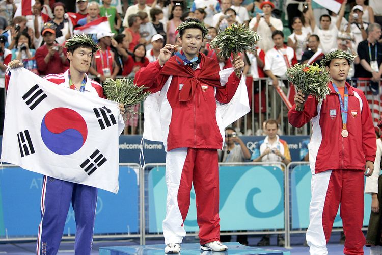 Taufik Hidayat (tengah) dan Soni Dwi Kuncoro (kanan) mempersembahkan medali emas dan medali perunggu dari nomor tunggal putra Olimpiade Athena 2004. Medali perak didapat Shon Seung-Mo dari Korea Selatan. 