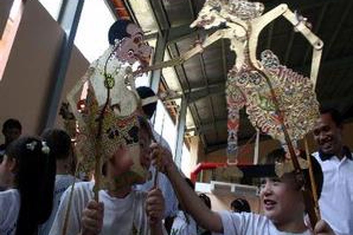 Dua orang siswa sekolah Global Indo asia memainkan 2 peran pewayangan dalam pentas kebudayaan dan tradisional budaya asli Indonesia 