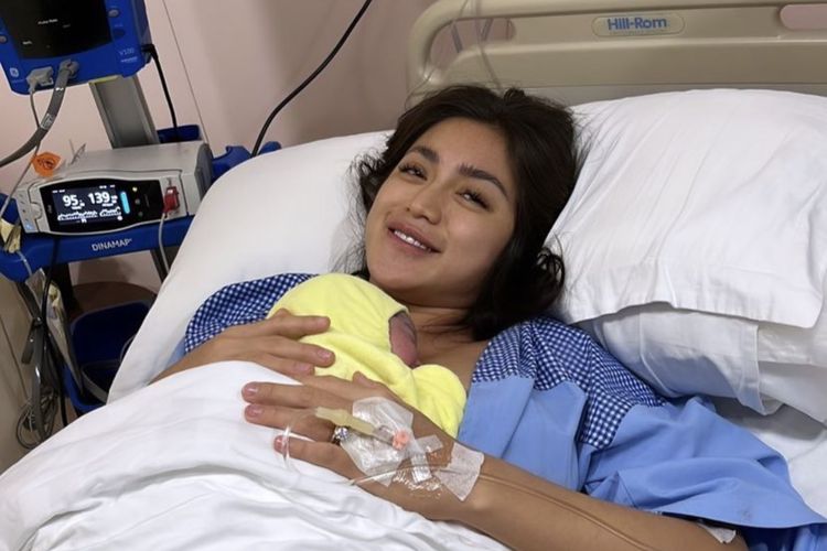 Vincent Verhaag mengunggah foto Jessica Iskandar yang telah melahirkan anak pertama mereka