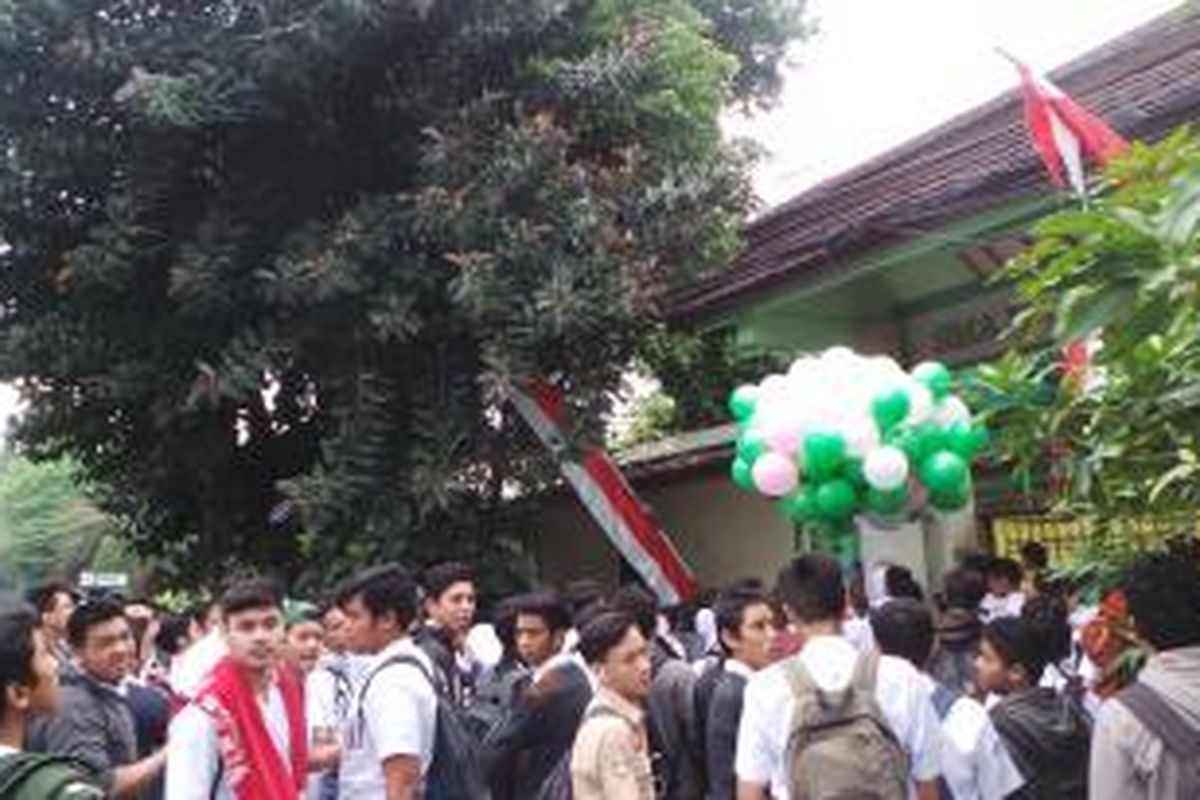 Kejutan siswa SMA Negeri 112 kepada para guru di Hari Guru Nasional, Rabu (25/11/2015). 