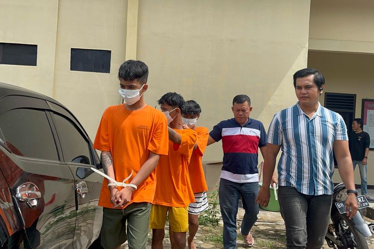 Polisi mengawal pelaku pencurian sepeda motor di Kota Jambi saat akan melakukan konferensi pers di Mako Polsek, Kamis (14/08/2025).