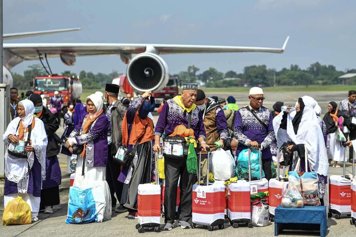 Jamaah haji kelompok terbang (kloter) pertama debarkasi Palembang menunggu kedatangan bus setibanya di Bandara Sultan Mahmud Baddarudin (SMB) II Palembang, Sumatera Selatan, Minggu (23/6/2024). Sebanyak 450 jamaah haji asal Kabupaten Musi Banyuasin (Muba) dan Palembang kembali ke tanah air setelah menunaikan ibadah haji. 