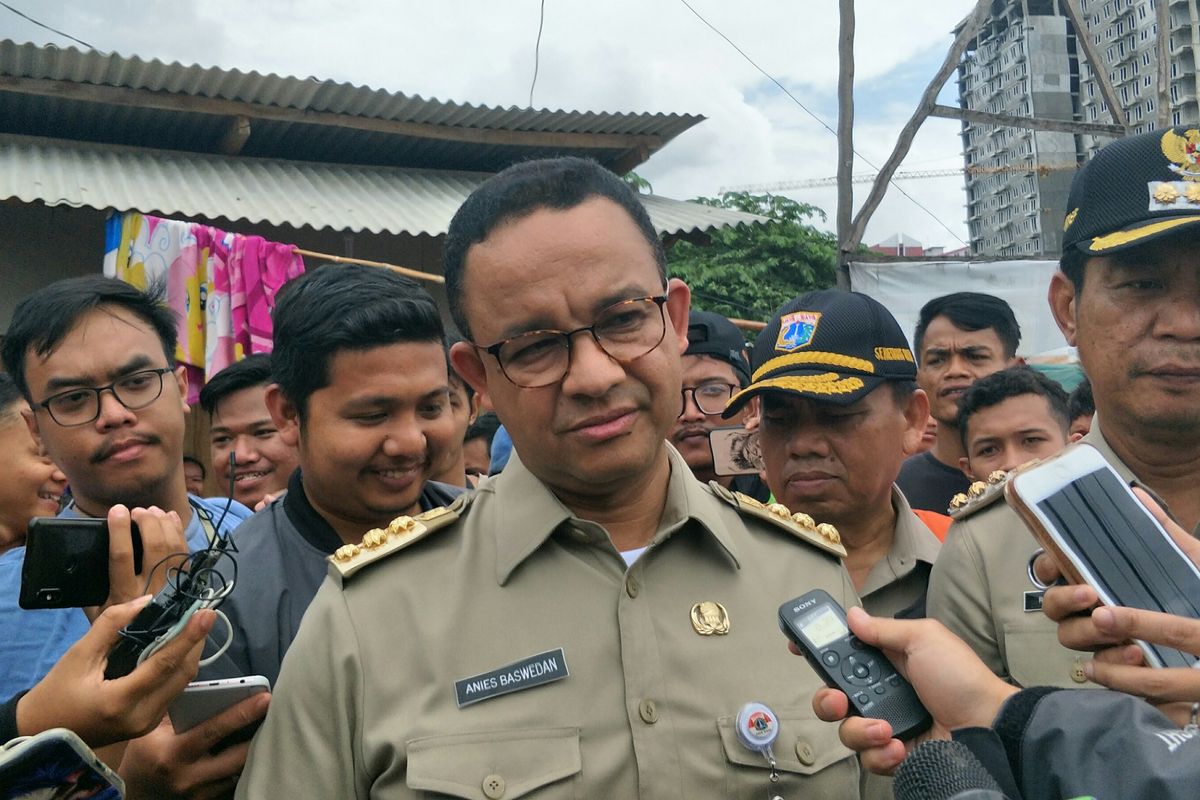 Gubernur DKI Jakarta Anies Baswedan seusai meninjau banjir di Duri Kosambi, Jakarta Barat, Kamis (2/1/2020).