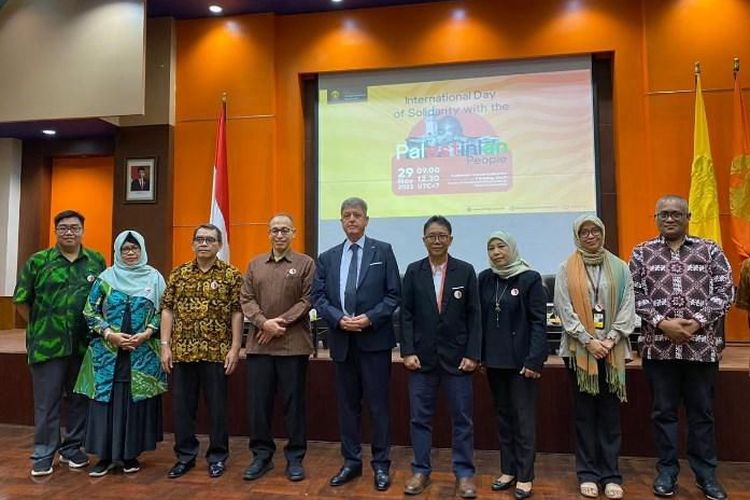 Penyerahan donasi Keluarga Besar Departemen Hubungan Internasional (HI) FISIP UI untuk Palestina.