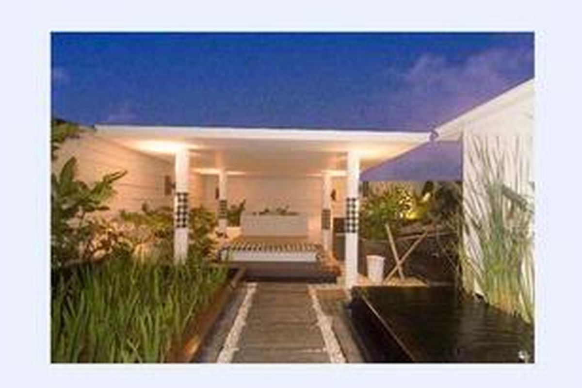 Kehadiran taman juga ada di bagian lantai paling atas bangunan ini. Roof garden ini menjadi tempat favorit kedua para penghuninya, selain juga menjadi tempat berkumpul keluarga dekat untuk menikmati tanaman dan kolam ikan yang ditata demi mendapatkan taman asri.