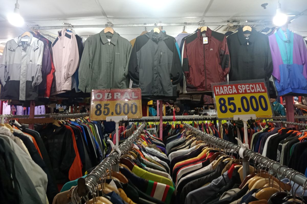 Bertepat di lantai 4 Metro Atom Plaza, Jalan H. Samanhudi, Pasar Baru, Jakarta Pusat, tempat ini menyediakan berbagai macam barang thrifting seperti pakaian, kaos, celana, jaket, hoodie hingga aksesori.