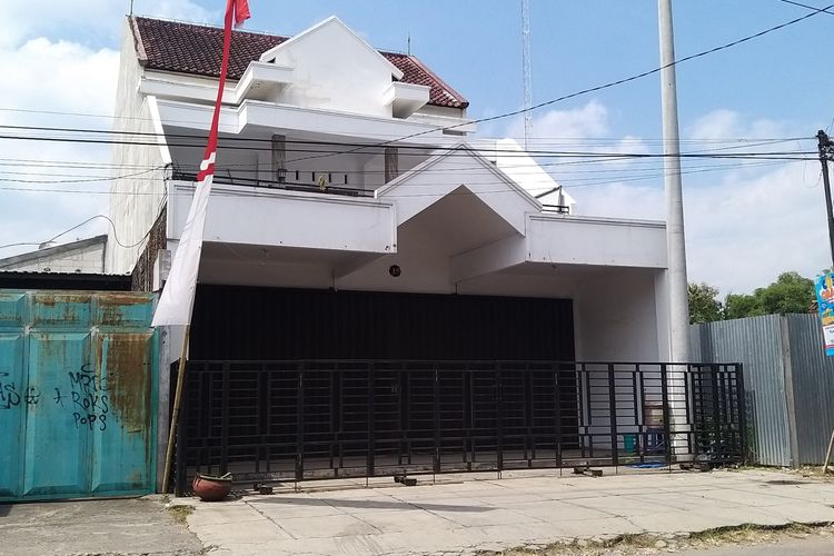  TUTUP—Ini bekas gedung di Jalan Tanjung Raya No 15, Kelurahan Manisrejo, Kecamatan Taman, Kota Madiun yang digunakan sebagai kantor operasional ACT Madiun. Kantor itu sudah tutup sejak dua pekan lalu.