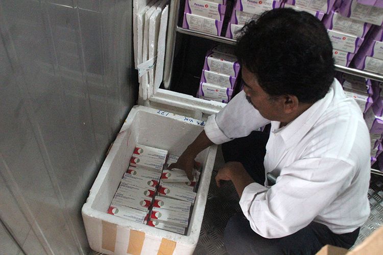 Seorang petugas menyiapkan vaksin anti rabies,di Mataram, NTB, Kamis (14/2/2019). Saat ini 2.000   vaksin telah tersebar di NTB untuk dua wilayah berstatus KLB rabies, yaitu Kabupaten Dompu dan Sumbawa. 