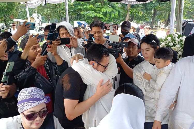 Pelukan Dewi Yull kepada Surya Sahetapy di Pemakaman Ray Sahetapy