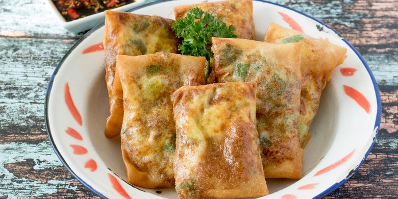 Resep Martabak Telur Kulit Lumpia Isi Ayam Suwir Pedas