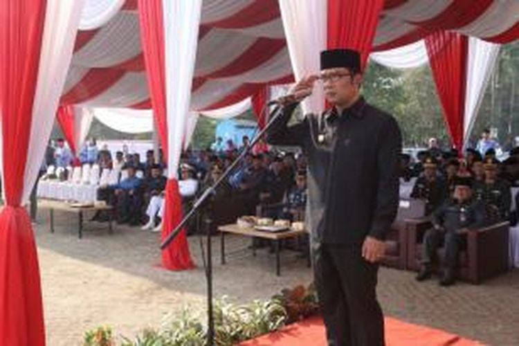 Wali Kota Bandung Ridwan Kamil saat menjadi pemimpin upacara hari peringatan sumpah pemuda di Lapangan Tegalega Bandung,  Rabu (28/10/2015). 