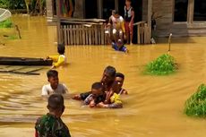 Kisah Aipda Ikhsan Terobos Banjir 2 Meter Sambil Gendong Kakek Lumpuh