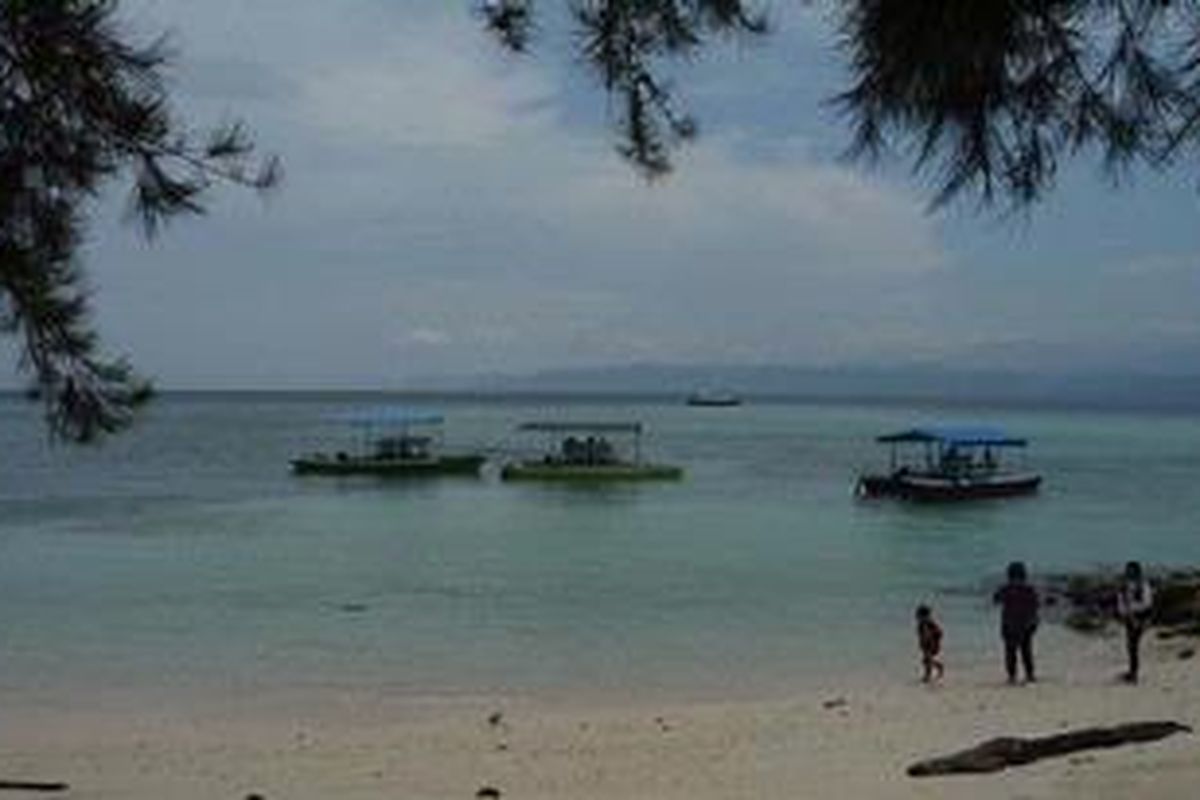 Keindahan Tanjung Karang-Panorama Pantai Tanjung Karang yang berpasir putih serta menyimpan keindahan bawah lautnya di Kebupaten Donggala, Sulawesi Tengah, Kamis (6/9). Pantai Tanjung Karang ini menjadi salah satu tujuan utama para wisatawan yang mencari surga bawah laut dengan terumbu karang serta biota laut lainnya. Sulawesi Tengah mulai membangun sektor pariwisatanya dengan gerakan Sadar Wisata 2012.  