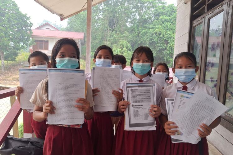 Kabut Asap Paksa Sekolah PJJ, Guru di Mahulu Turun Tangan Antar Tugas ke Rumah Murid